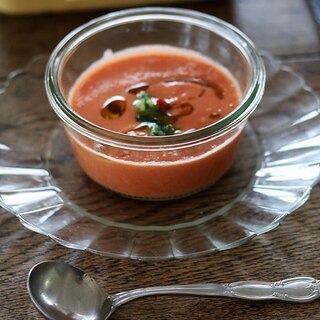 ブレンダーで、トマトの冷製スープ　ガスパチョ